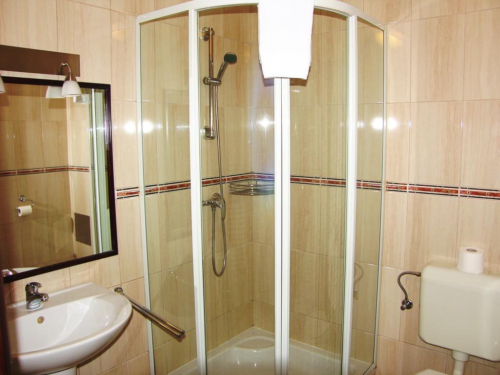 Adler Hotel Будаорш Номер фото