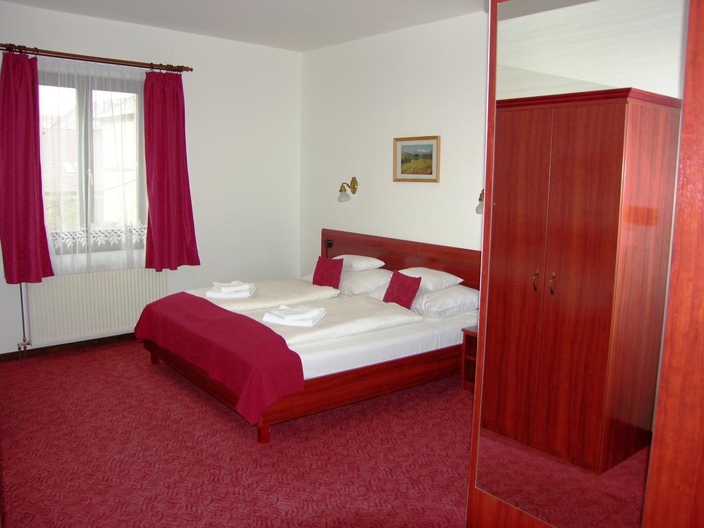 Adler Hotel Будаорш Номер фото