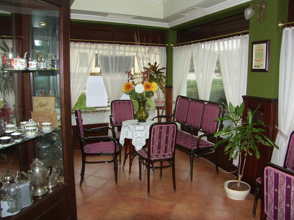 Adler Hotel Будаорш Экстерьер фото