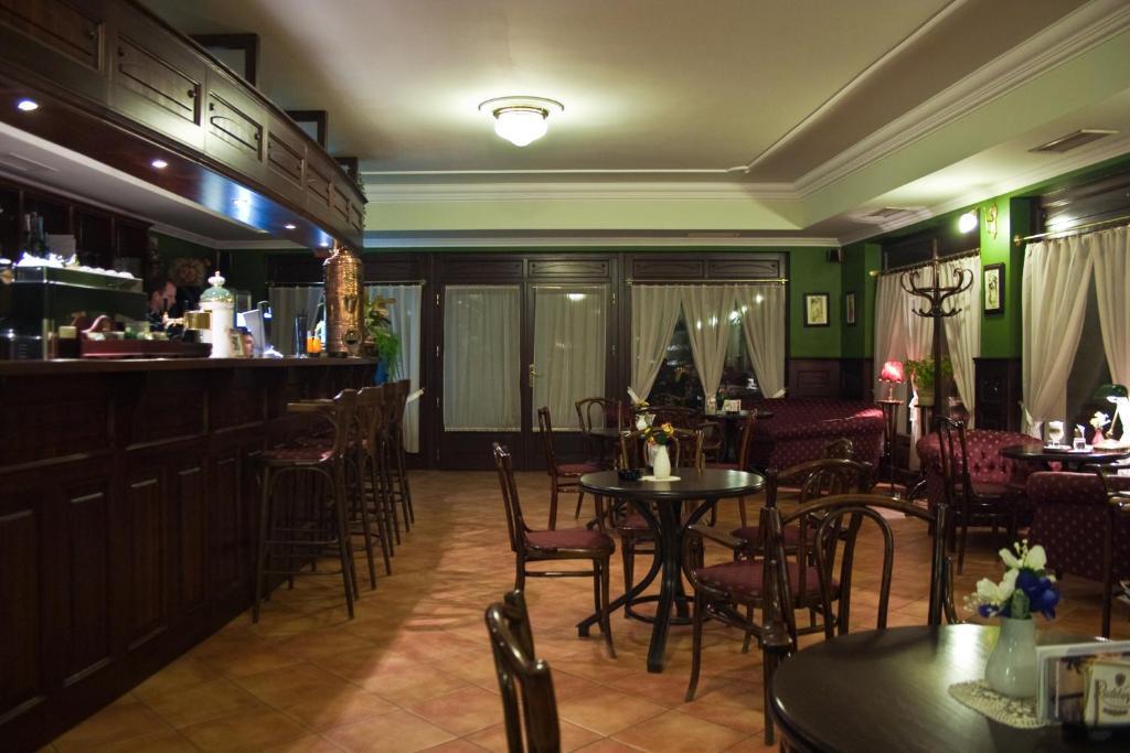 Adler Hotel Будаорш Экстерьер фото
