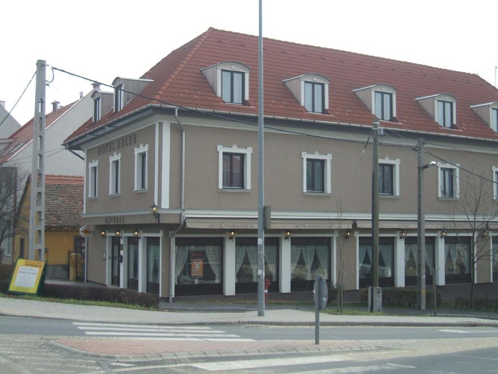 Adler Hotel Будаорш Экстерьер фото