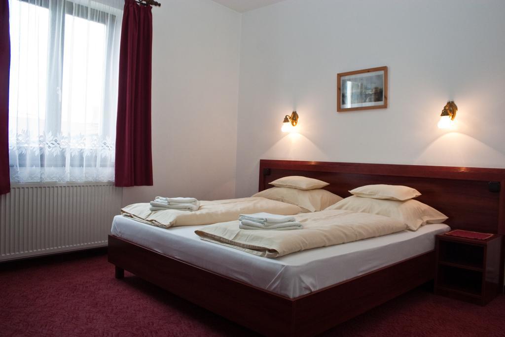 Adler Hotel Будаорш Экстерьер фото